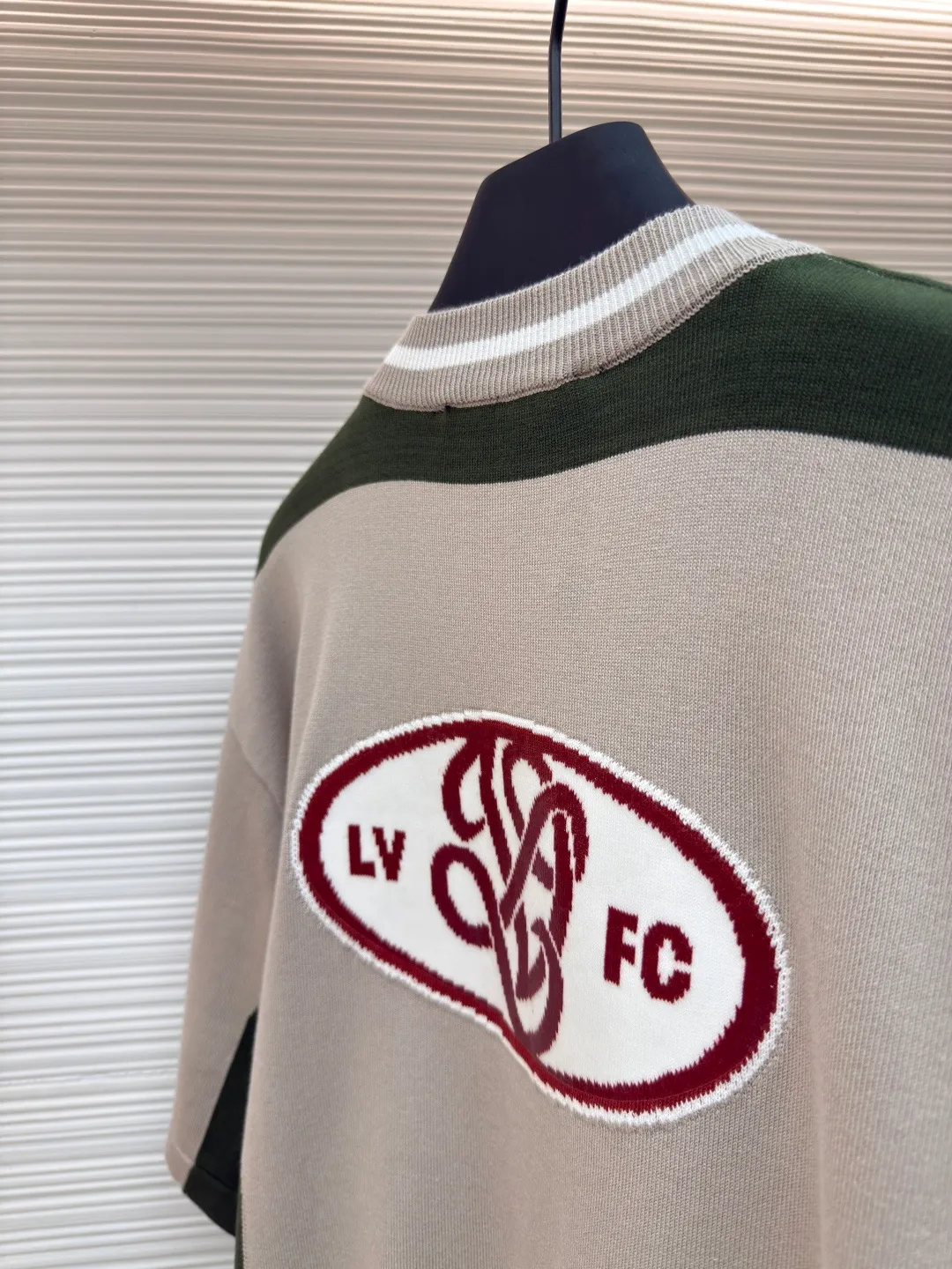 LOUIS VUITTON jersey show style knitted short sleeves ●Authentic product: Purchased and developed for 9999 ●Item number: 1680297-B15 ●Fabric: long-staple cotton ●Technology: 16-needle flat knitted piece ●Version: fitted version ●Weight: about 310 grams ●Size: S-M-L-XL ●Description: The process is complex, the yarn is custom-woven and dyed, and the custom-dyed development takes more than a month. Custom-made cotton yarn is introduced. The jacquard fabric requires fine yarn count and extremely high requirements for raw cotton. The letter pattern adopts double-sided hanging wool technology, fine workmanship, and clear texture. The ultra-fine weaving thread is made of environmentally friendly fiber. The overall wiring is straight and delicate, the fabric is comfortable and soft, and the color is consistent without color difference. It can be matched with the same style to create a fashionable look and control various occasions. Customized accessories, complete with three standards, same style for men and women!